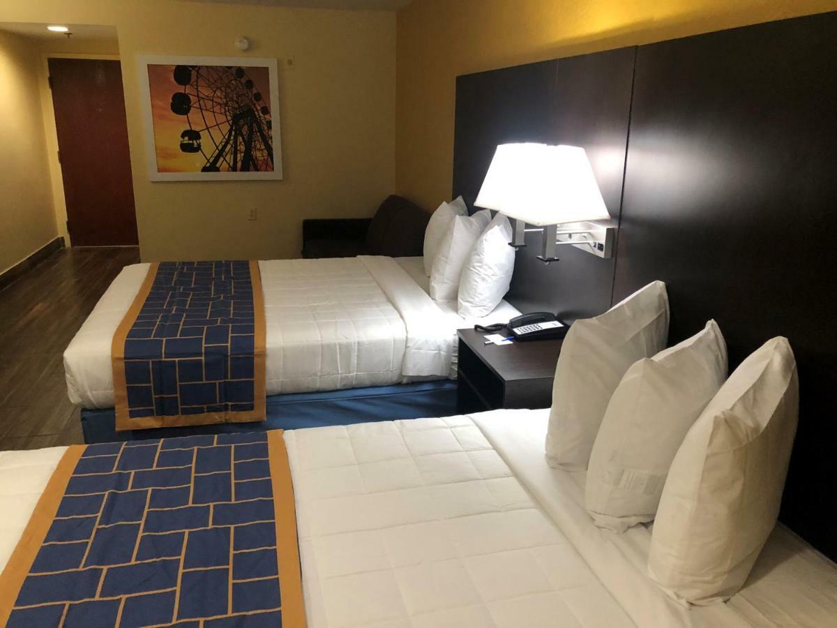 Days Inn & Suites By Wyndham Tampa/Raymond James Stadium Bagian luar foto