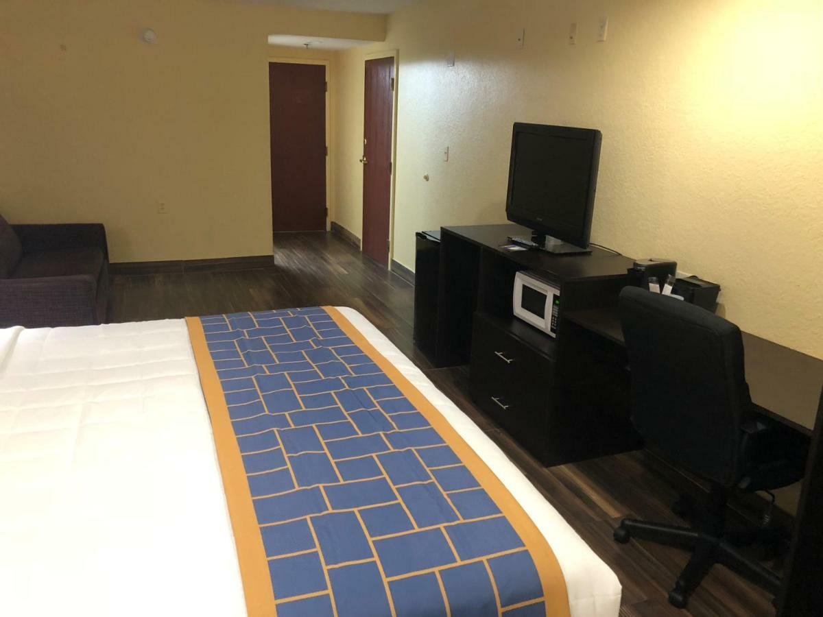 Days Inn & Suites By Wyndham Tampa/Raymond James Stadium Bagian luar foto
