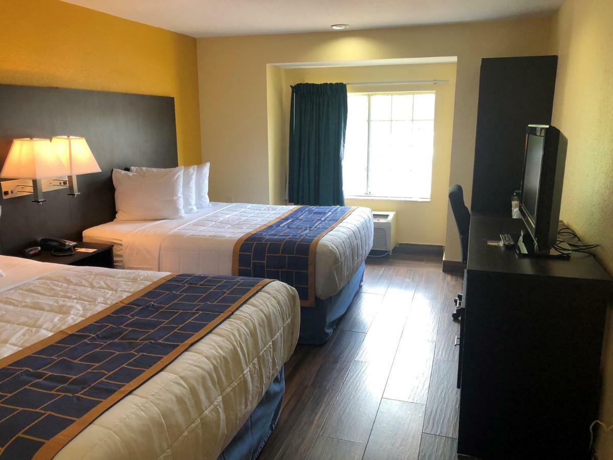 Days Inn & Suites By Wyndham Tampa/Raymond James Stadium Bagian luar foto