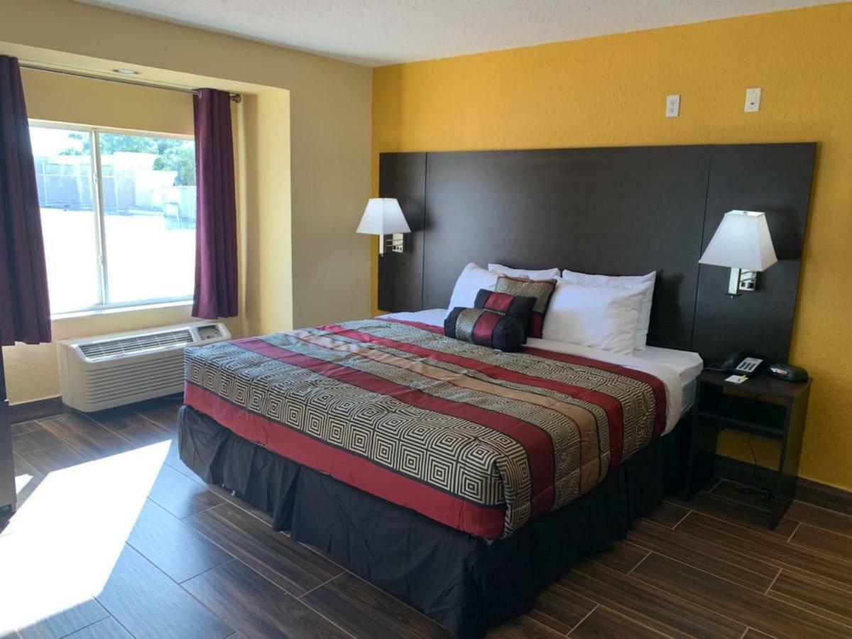 Days Inn & Suites By Wyndham Tampa/Raymond James Stadium Bagian luar foto