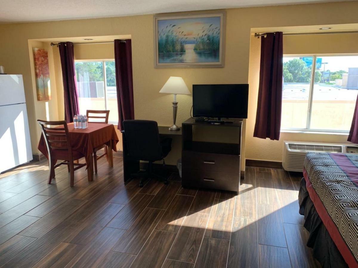 Days Inn & Suites By Wyndham Tampa/Raymond James Stadium Bagian luar foto