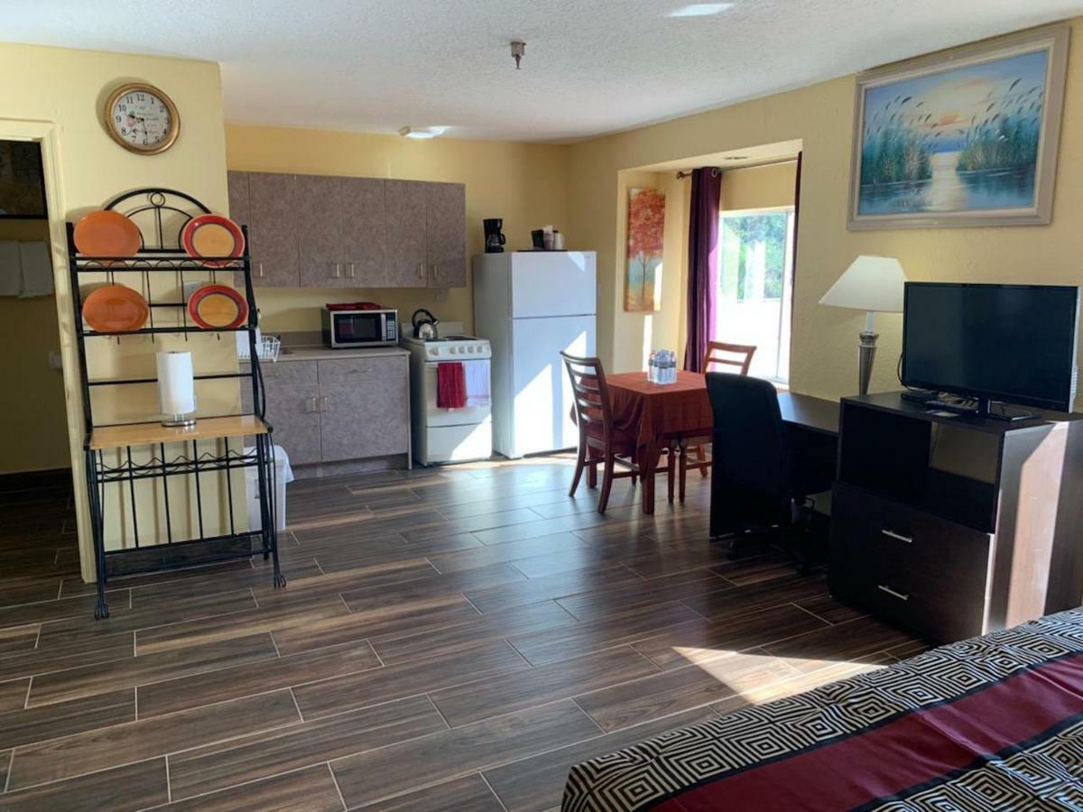 Days Inn & Suites By Wyndham Tampa/Raymond James Stadium Bagian luar foto