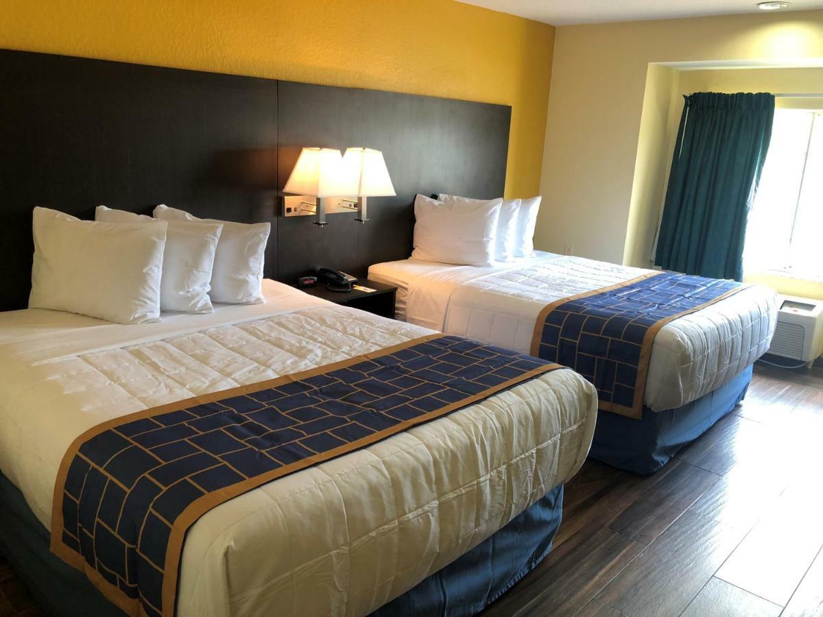 Days Inn & Suites By Wyndham Tampa/Raymond James Stadium Bagian luar foto