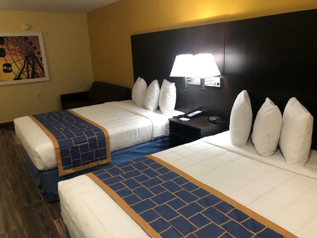 Days Inn & Suites By Wyndham Tampa/Raymond James Stadium Bagian luar foto