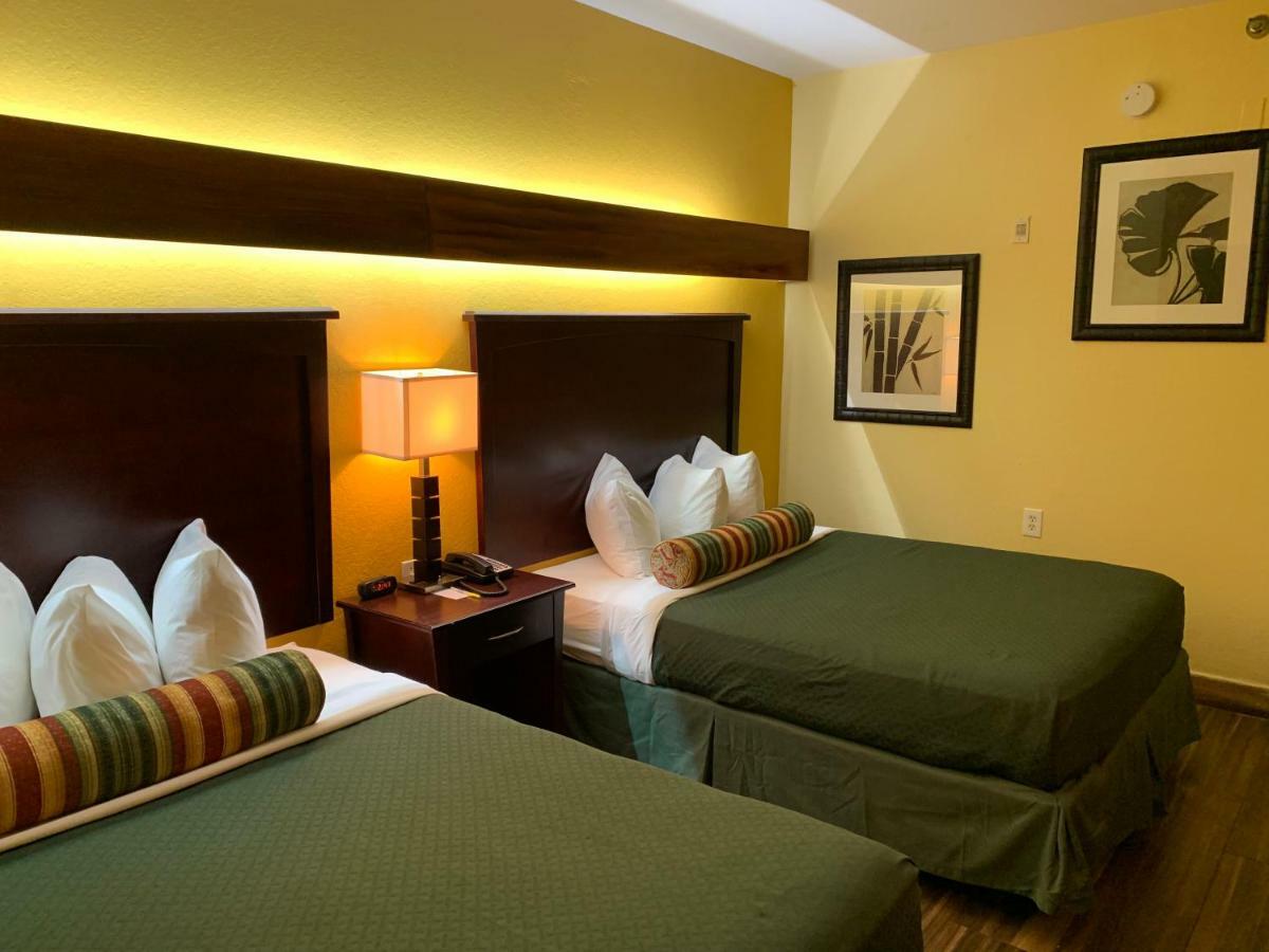 Days Inn & Suites By Wyndham Tampa/Raymond James Stadium Bagian luar foto