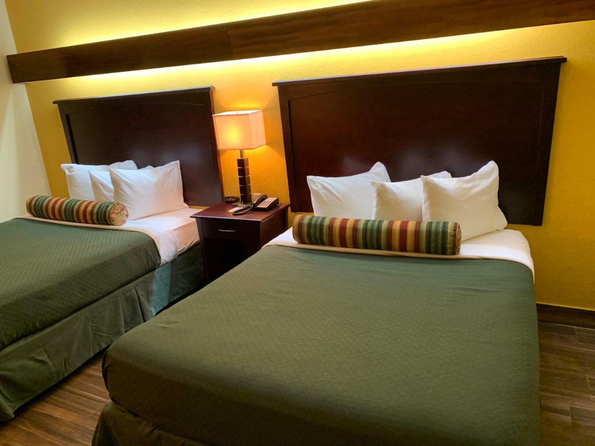 Days Inn & Suites By Wyndham Tampa/Raymond James Stadium Bagian luar foto