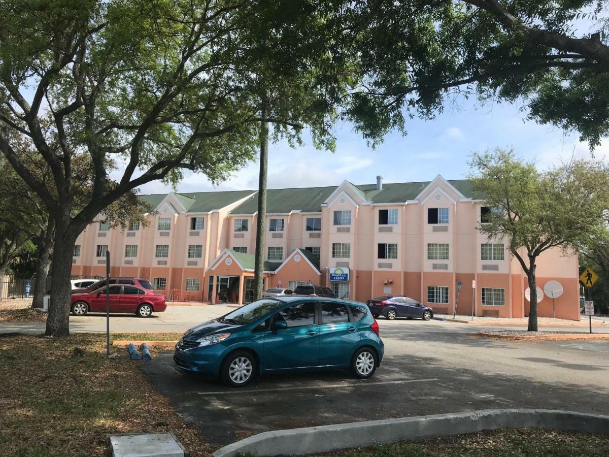 Days Inn & Suites By Wyndham Tampa/Raymond James Stadium Bagian luar foto