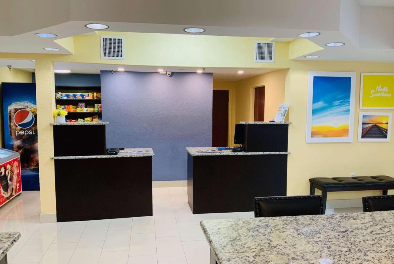 Days Inn & Suites By Wyndham Tampa/Raymond James Stadium Bagian luar foto